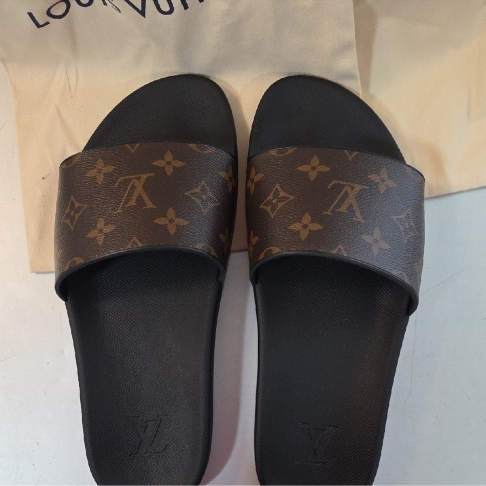 Louis Vuitton Monogram Sandals men’s 7 could fit women’s 8.5-9 wide